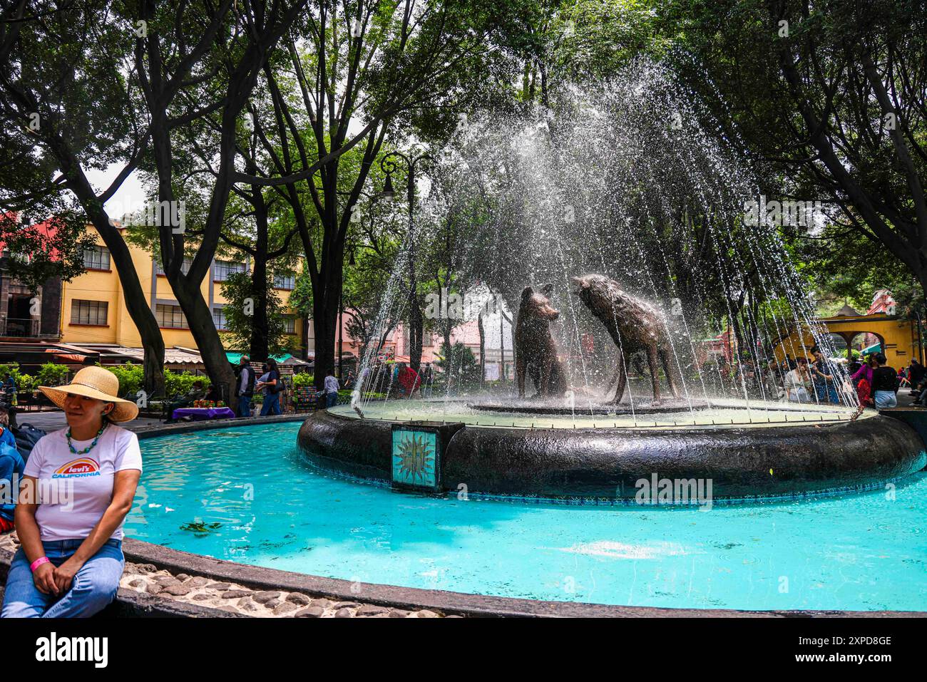 La Fontaine des Coyotes est située dans le jardin du Centenaire de la ville de Coyoacán, l'un des centres touristiques les plus importants de Mexico. (Photo de Luis Gutierrez Norte photo) la Fuente de los Coyotes está ubicada en el Jardín Centenario en Coyoacán pueblo, centro Turísticos más importante de la Ciudad de México.​..(photo de Luis Gutierrez Norte photo) Banque D'Images