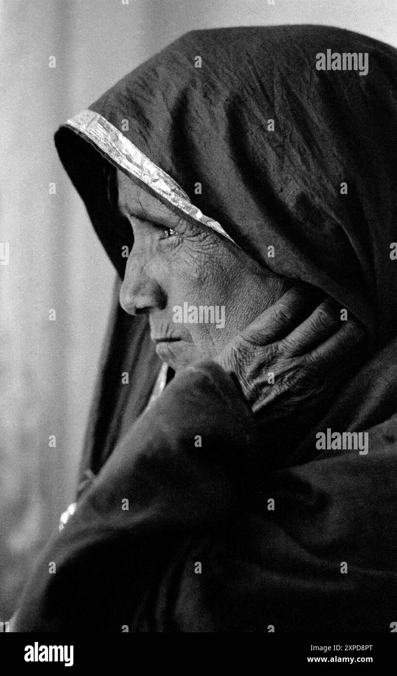Banjari femme tribale se réunissent à la Foire de chameau de Pushkar chaque novembre pleine lune à Pushkar, Inde - 1989 Banque D'Images