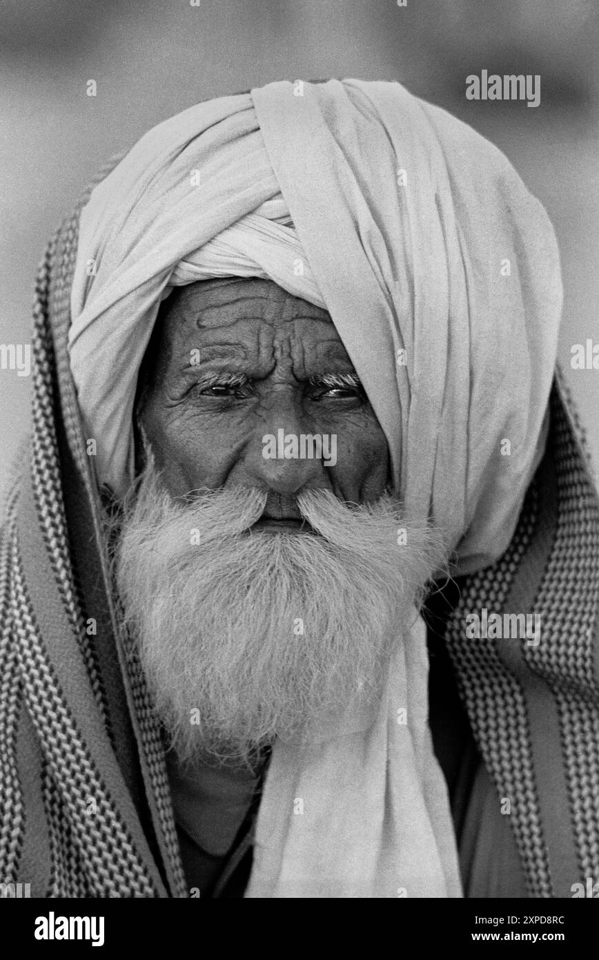 Un homme tribal Banjari à la foire aux chameaux de Pushkar , Pushkar Inde - 1989 Banque D'Images