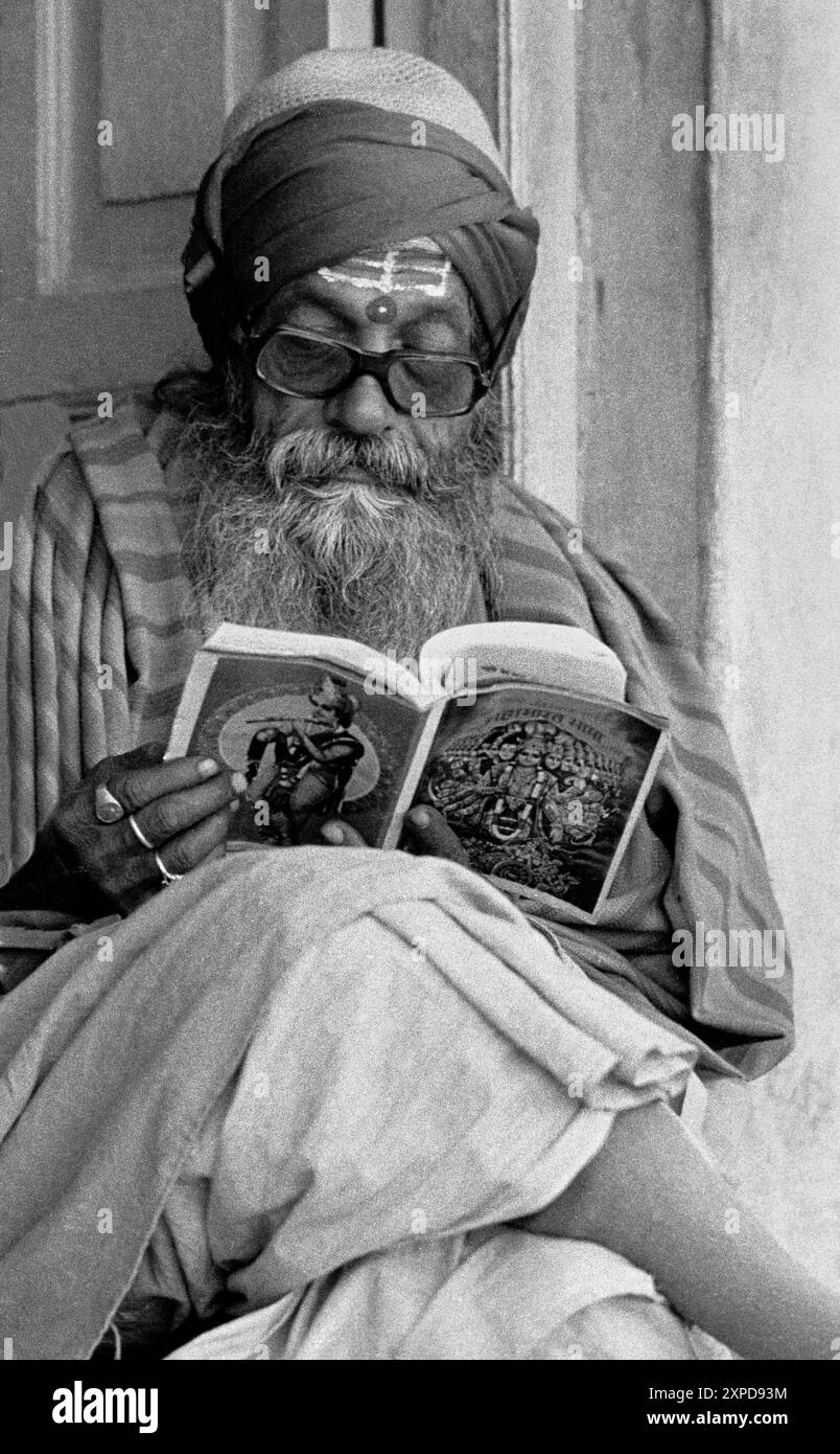 Les hommes saints hindous connus sous le nom de Saddhus se rassemblent pour la Foire annuelle de chameau de Pushkar pendant la pleine lune de novembre chaque année à Pushkar, Inde - 1989 Banque D'Images