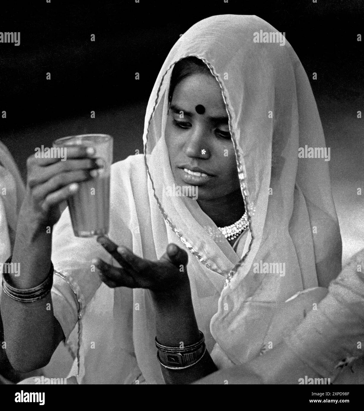 Une femme indienne servant le thé à la foire de chameau de Pushkar , Pushkar Inde - 1989 Banque D'Images