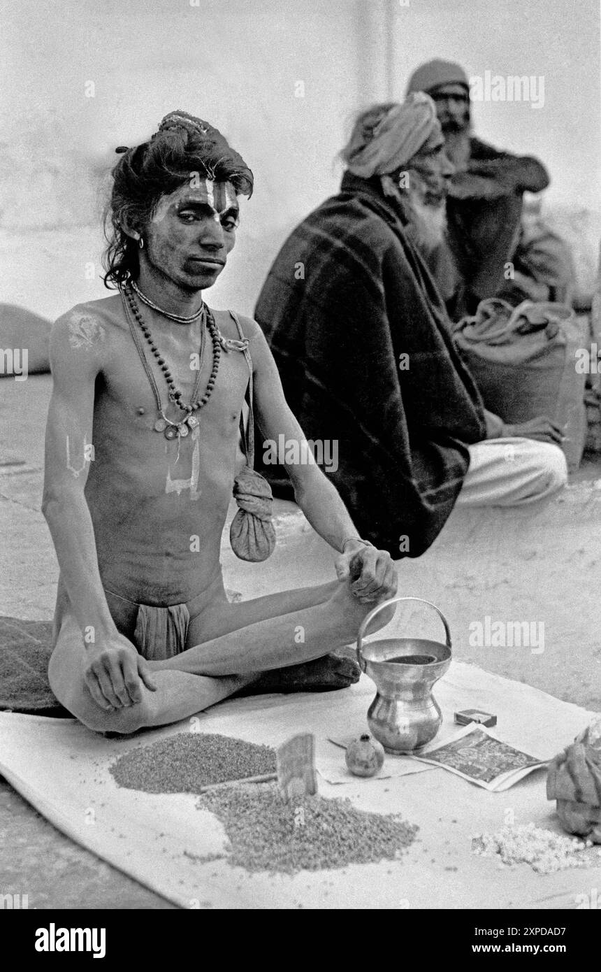 Les hommes saints hindous connus sous le nom de Saddhus se rassemblent pour la Foire annuelle de chameau de Pushkar pendant la pleine lune de novembre chaque année à Pushkar, Inde - 1989 Banque D'Images