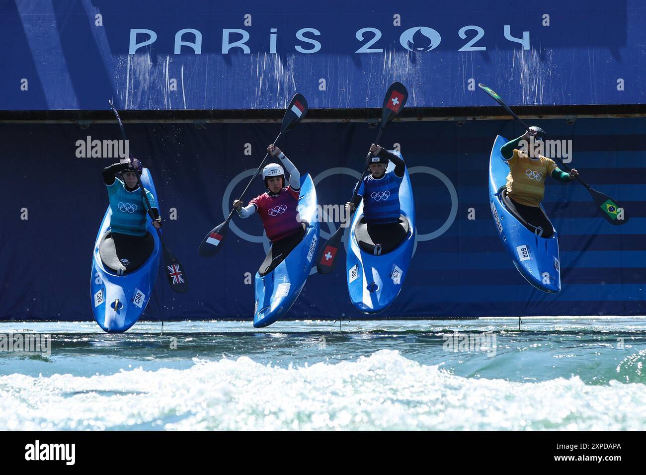 PARIS, FRANCE. 5 août 2024. Kimberley Woods (à gauche) de Team Great Britain débute lors de la demi-finale de canoë Slalom Women’s kayak Cross le dixième jour des Jeux Olympiques de Paris 2024 au stade nautique de Vaires-sur-Marne, Paris, France. Crédit : Craig Mercer/Alamy Live News Banque D'Images