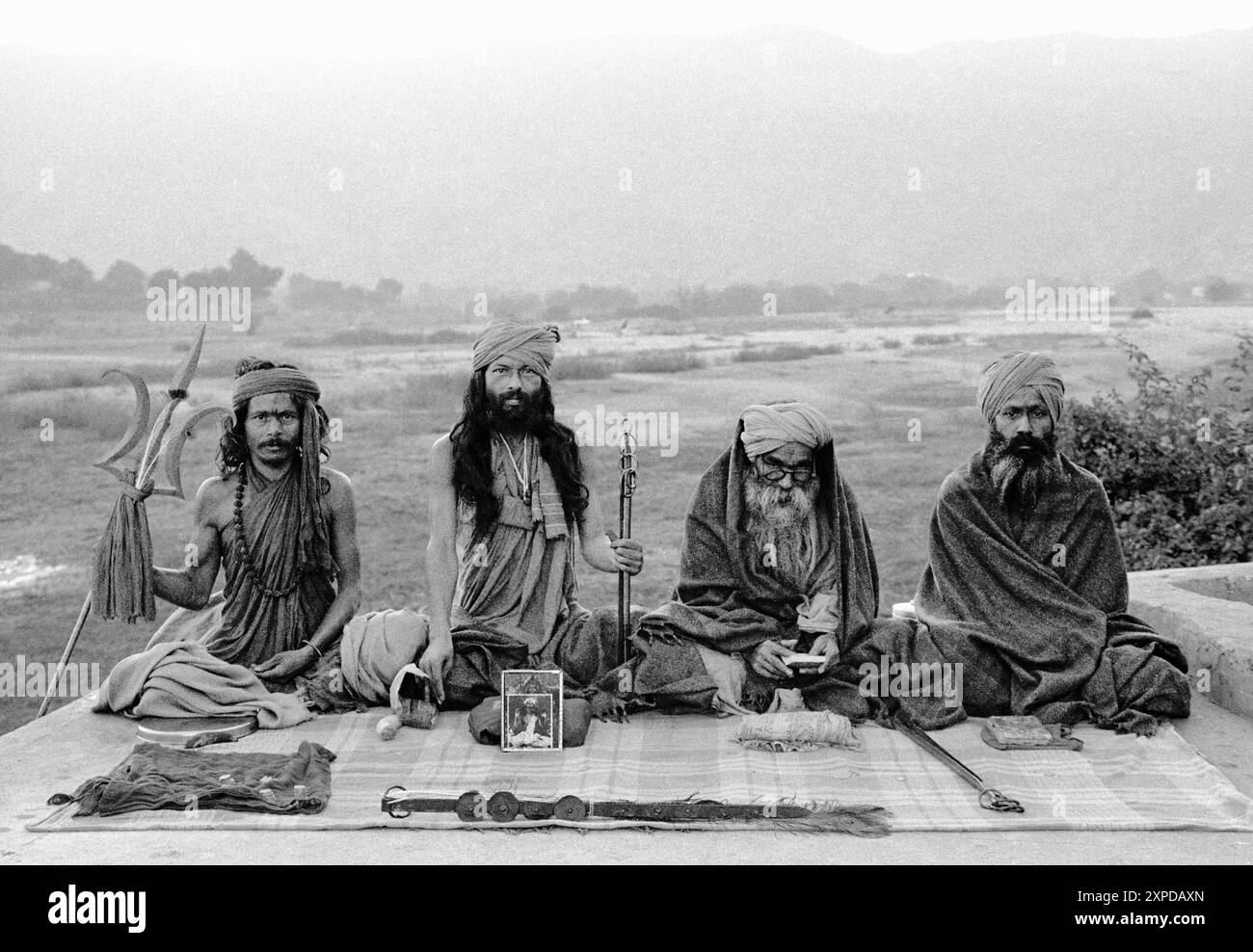 Les hommes saints hindous connus sous le nom de Saddhus se rassemblent pour la Foire annuelle de chameau de Pushkar pendant la pleine lune de novembre chaque année à Pushkar, Inde - 1989 Banque D'Images
