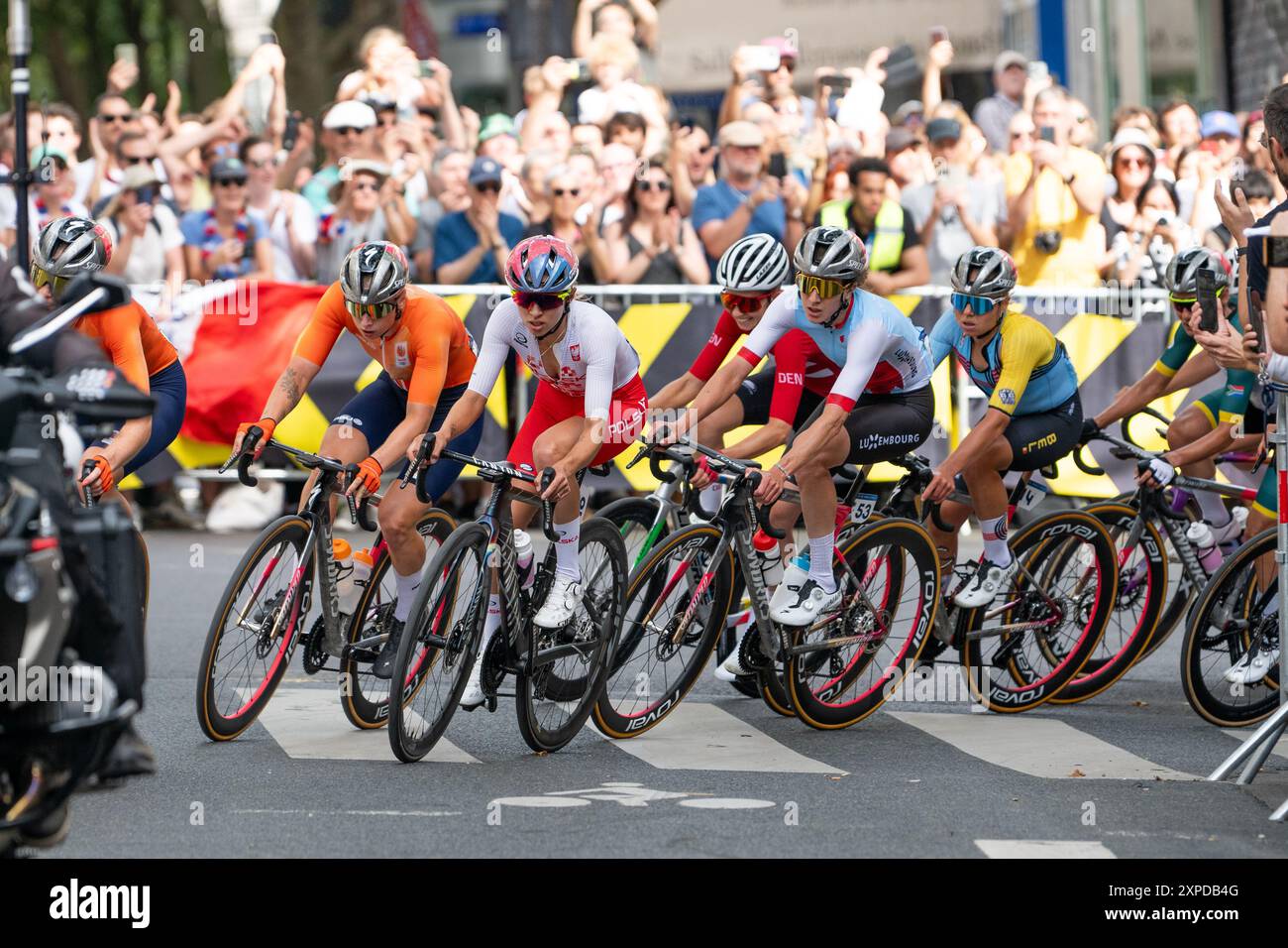 Lorena Wiebes, Katarzyna Niewiadoma et Christine Majerus en tête du groupe des favoris des Jeux Olympiques de Paris - course de cyclisme sur route féminine Banque D'Images