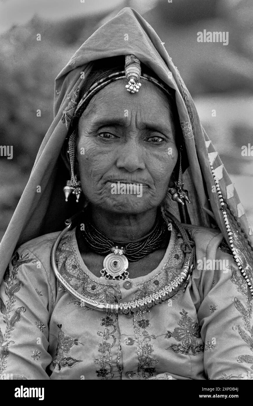Banjari femme tribale se réunissent à la Foire de chameau de Pushkar chaque novembre pleine lune à Pushkar, Inde - 1989 Banque D'Images