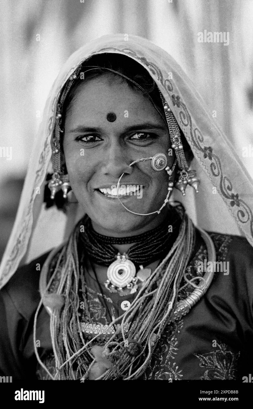 Banjari femme tribale se réunissent à la Foire de chameau de Pushkar chaque novembre pleine lune à Pushkar, Inde - 1989 Banque D'Images