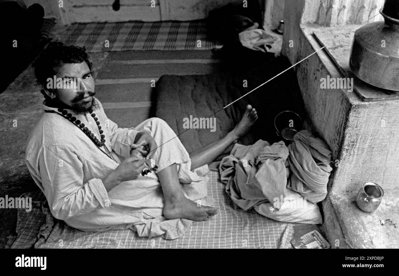 Les hommes saints hindous connus sous le nom de Saddhus se rassemblent pour la Foire annuelle de chameau de Pushkar pendant la pleine lune de novembre chaque année à Pushkar, Inde - 1989 Banque D'Images