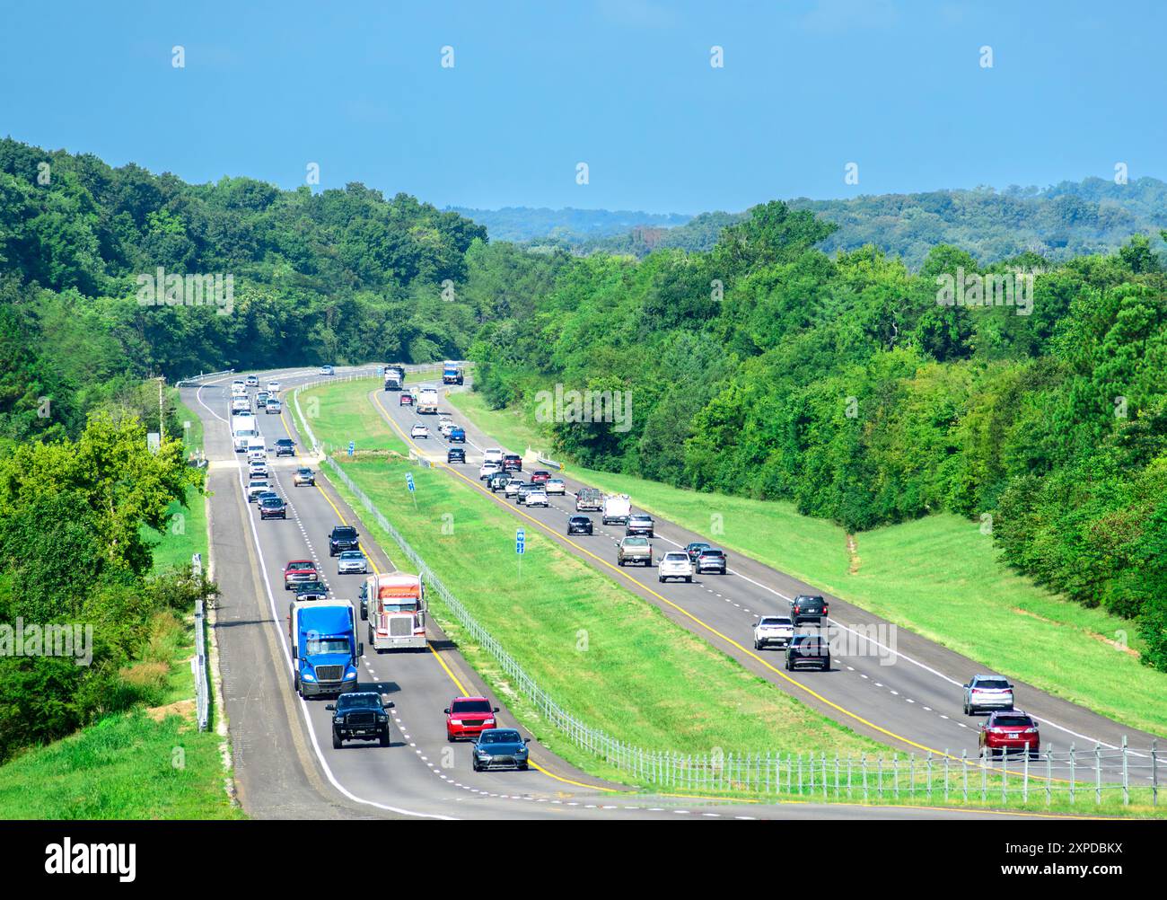 Plan horizontal de la circulation estivale inter-états dans l'est du Tennessee avec espace de copie. Banque D'Images