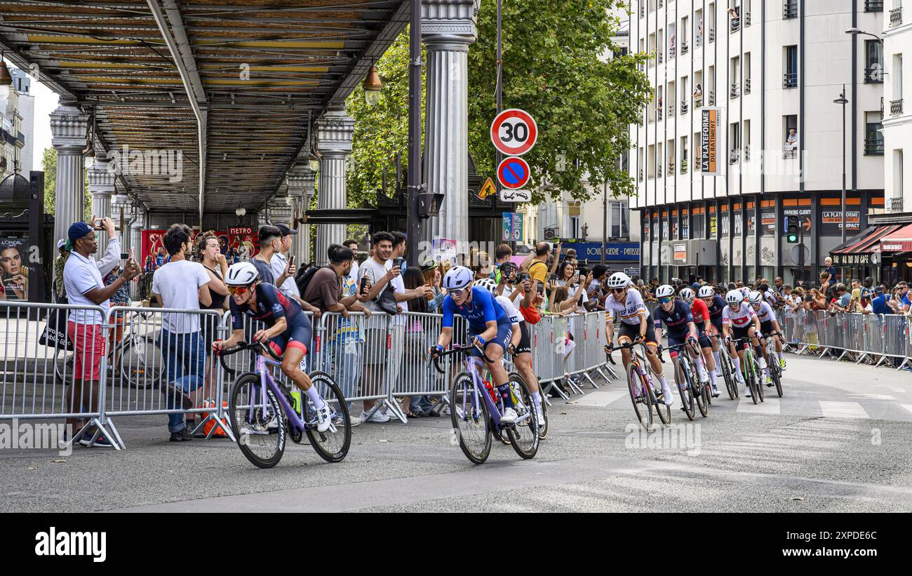 FRANCE. PARIS (75) (19ÈME ARRONDISSEMENT) PARIS JEUX OLYMPIQUES 2024. 2024/08/04 : PLACE DU CHAMP DE BATAILLE DE STALINGRAD, COURSE CYCLISTE SUR ROUTE FÉMININE Banque D'Images