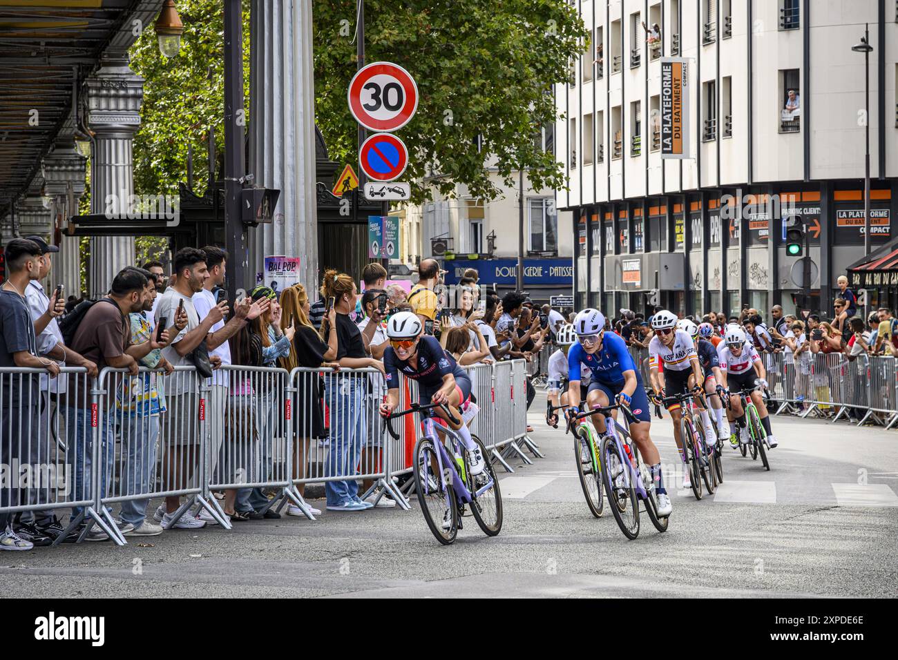 FRANCE. PARIS (75) (19ÈME ARRONDISSEMENT) PARIS JEUX OLYMPIQUES 2024. 2024/08/04 : PLACE DU CHAMP DE BATAILLE DE STALINGRAD, COURSE CYCLISTE SUR ROUTE FÉMININE Banque D'Images