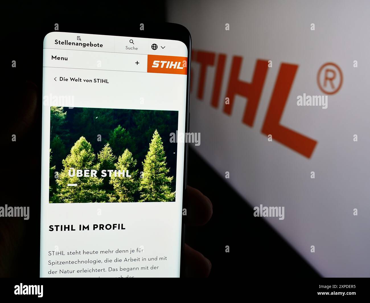 Personne tenant le téléphone portable avec la page Web de la société allemande d'équipement électrique Stihl Holding AG Co. KG avec logo. Concentrez-vous sur le centre de l'écran du téléphone. Banque D'Images