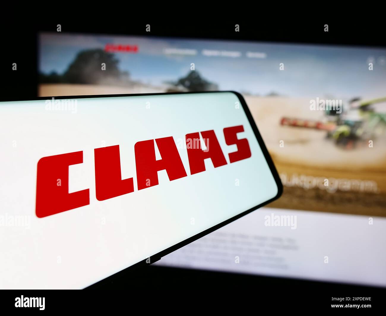 Smartphone avec logo de la société allemande de machines agricoles Claas KGaA mbH en face du site Web de l'entreprise. Concentrez-vous sur le centre de l'écran du téléphone. Banque D'Images