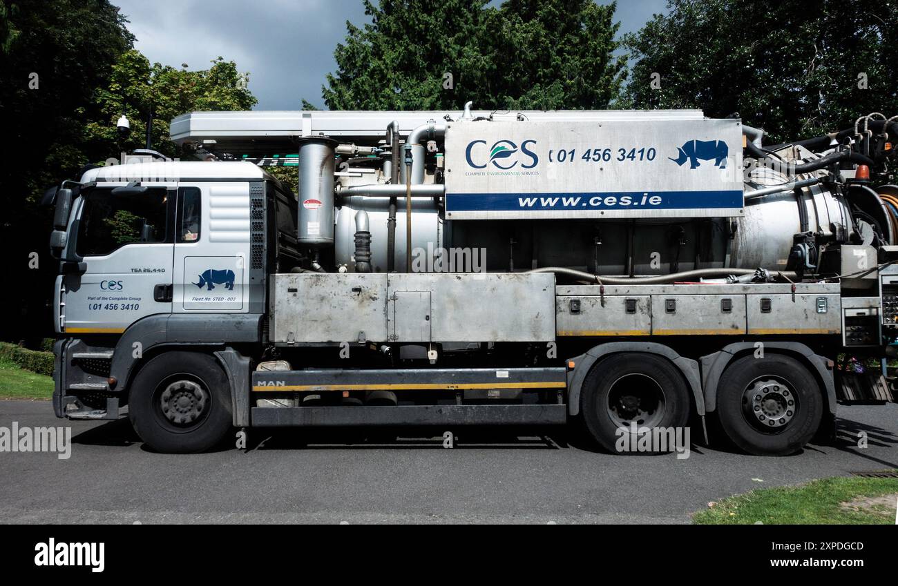 Camion de vidange de ces. IE au travail à Dublin, Irlande. Assurer le nettoyage et le démantèlement des réservoirs domestiques et commerciaux. Banque D'Images