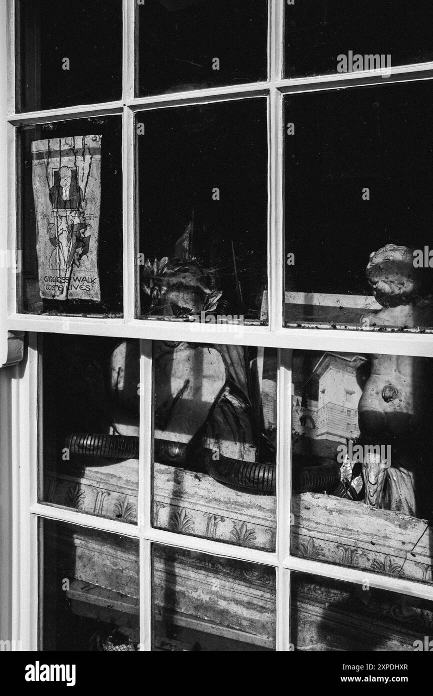 Curiosités et antiquités assis derrière la fenêtre d'un bureau d'architecte à Southwold, Angleterre. Monochrome, rétro, artistique, style, antique. Banque D'Images Curiosités et antiquités assis derrière la fenêtre d'un bureau d'architecte à Southwold, Angleterre. Monochrome, rétro, artistique, style, antique. Banque D'Images