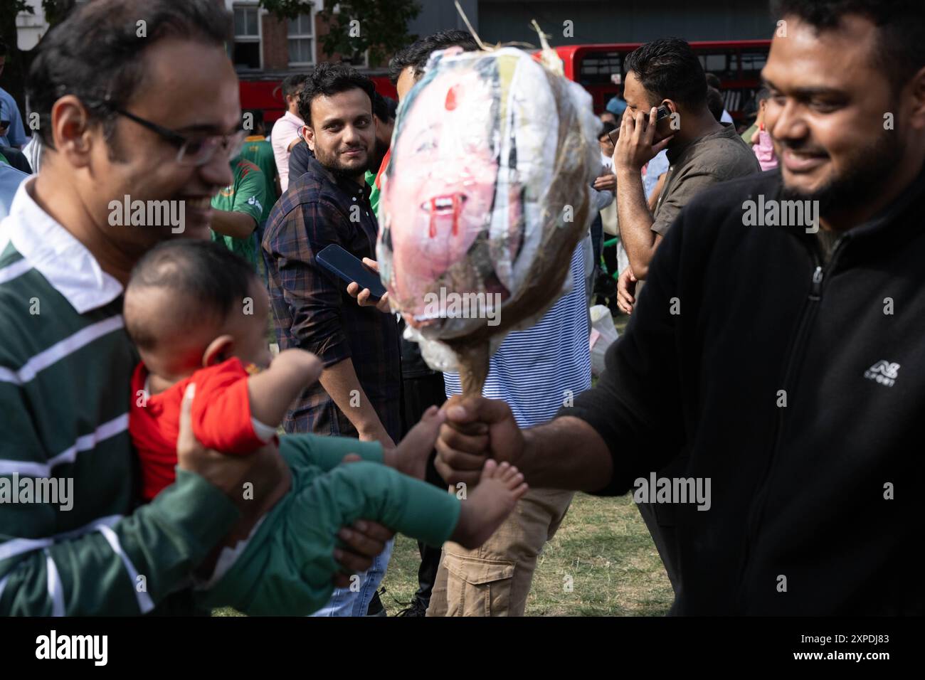 Londres, Royaume-Uni. 5 août 2024. Les Bangladeshis célèbrent dans le parc Altab Ali à l'est de Londres la démission de l'ancien premier ministre Sheikh Hasina, qui aurait fui le pays. Crédit : Ian Davidson/Alamy Live News Banque D'Images