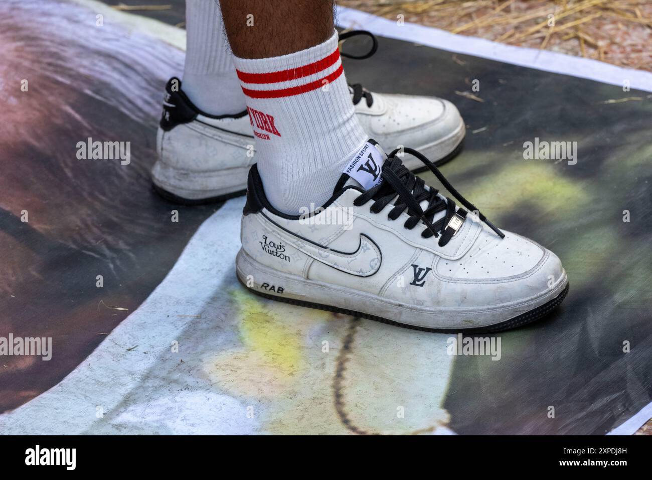 Londres, Royaume-Uni. 5 août 2024. Les Bangladeshis célèbrent dans le parc Altab Ali à l'est de Londres la démission de l'ancien premier ministre Sheikh Hasina, qui aurait fui le pays. Des affiches du premier ministre Sheikh Hasina ont été estampillées pendant la manifestation crédit : Ian Davidson/Alamy Live News Banque D'Images