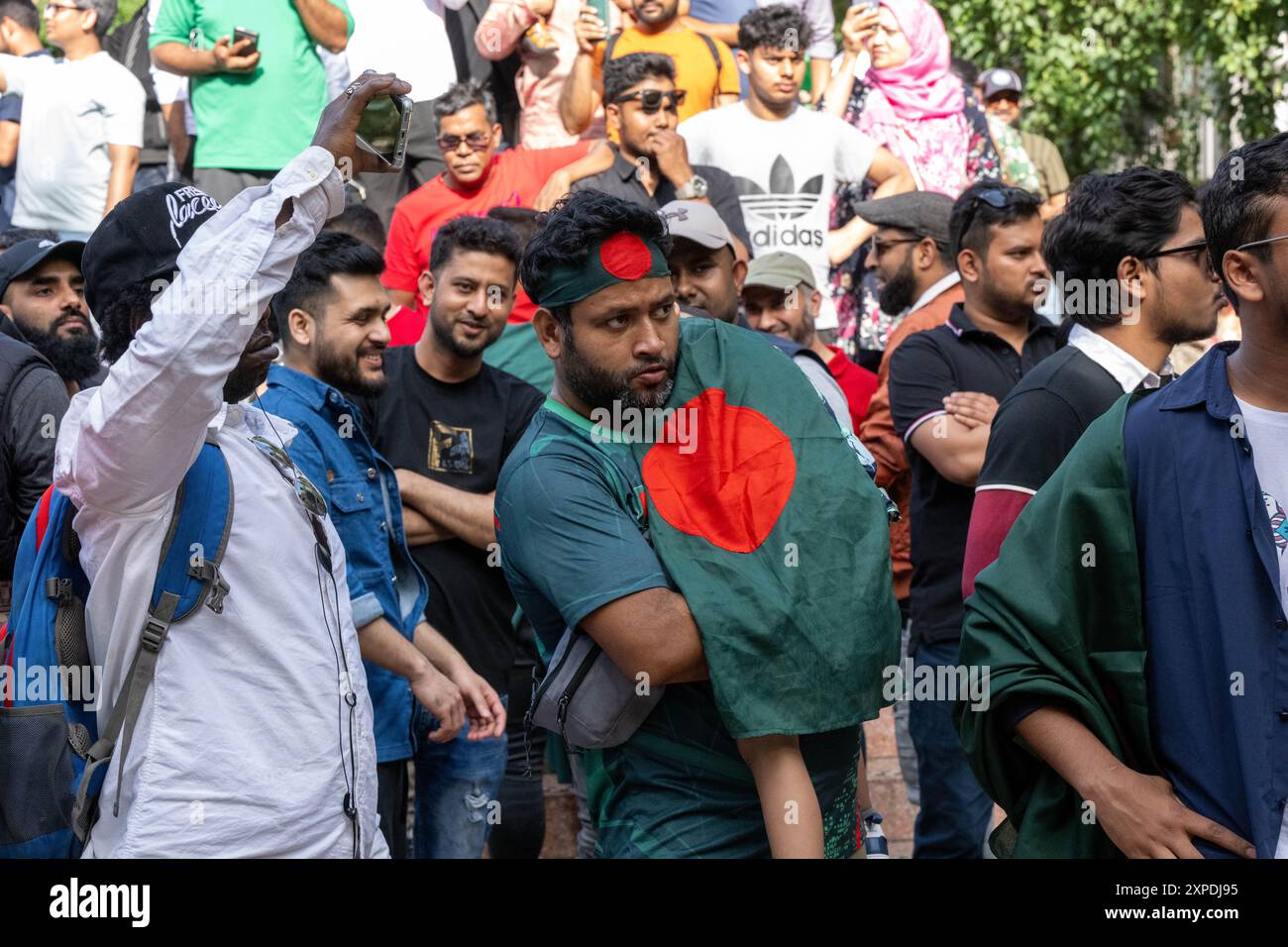 Londres, Royaume-Uni. 5 août 2024. Les Bangladeshis célèbrent dans le parc Altab Ali à l'est de Londres la démission de l'ancien premier ministre Sheikh Hasina, qui aurait fui le pays. Crédit : Ian Davidson/Alamy Live News Banque D'Images
