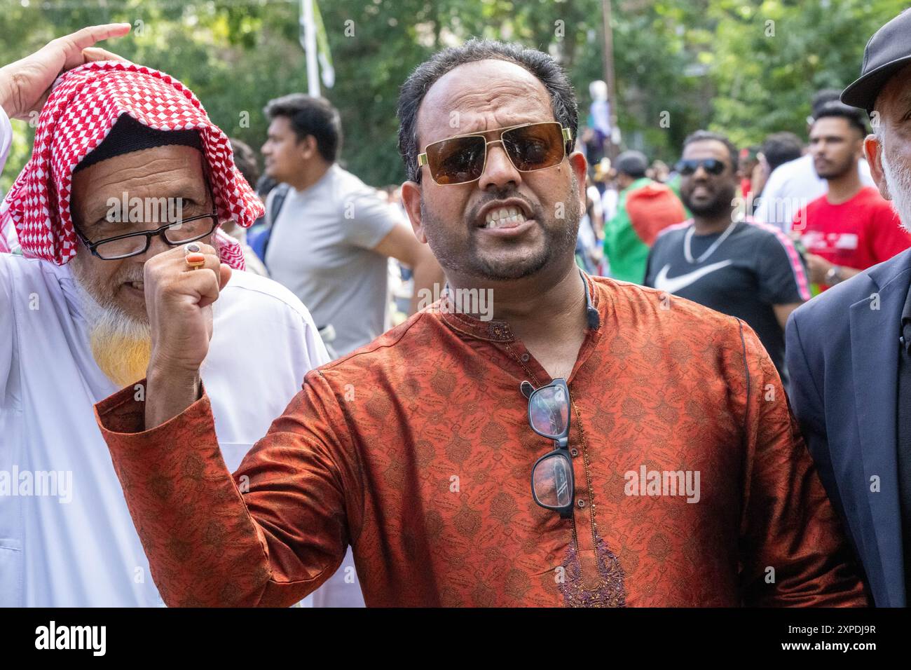 Londres, Royaume-Uni. 5 août 2024. Les Bangladeshis célèbrent dans le parc Altab Ali à l'est de Londres la démission de l'ancien premier ministre Sheikh Hasina, qui aurait fui le pays. Crédit : Ian Davidson/Alamy Live News Banque D'Images