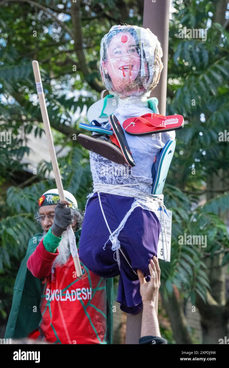 Londres, Royaume-Uni. 5 août 2024. Les Bangladeshis célèbrent dans le parc Altab Ali à l'est de Londres la démission de l'ancien premier ministre Sheikh Hasina, qui aurait fui le pays. Une effigie du premier ministre Sheikh Hasina est battue pendant la manifestation Credit : Ian Davidson/Alamy Live News Banque D'Images