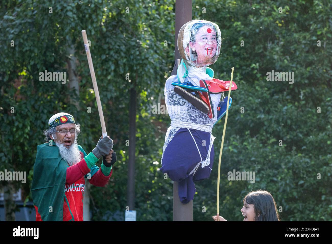 Londres, Royaume-Uni. 5 août 2024. Les Bangladeshis célèbrent dans le parc Altab Ali à l'est de Londres la démission de l'ancien premier ministre Sheikh Hasina, qui aurait fui le pays. Crédit : Ian Davidson/Alamy Live News Banque D'Images