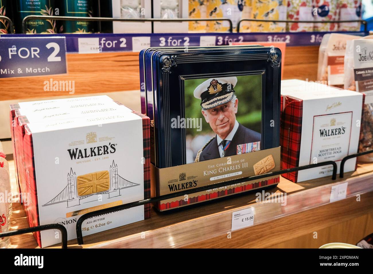 Londres, Royaume-Uni - 26 juillet 2024 : différents produits de boulangerie de marque Walkers. Banque D'Images