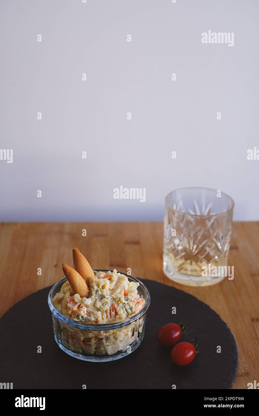 Ensaladilla rusa (salade de pommes de terre russe) avec picos de pan, tapas espagnoles très populaires Banque D'Images