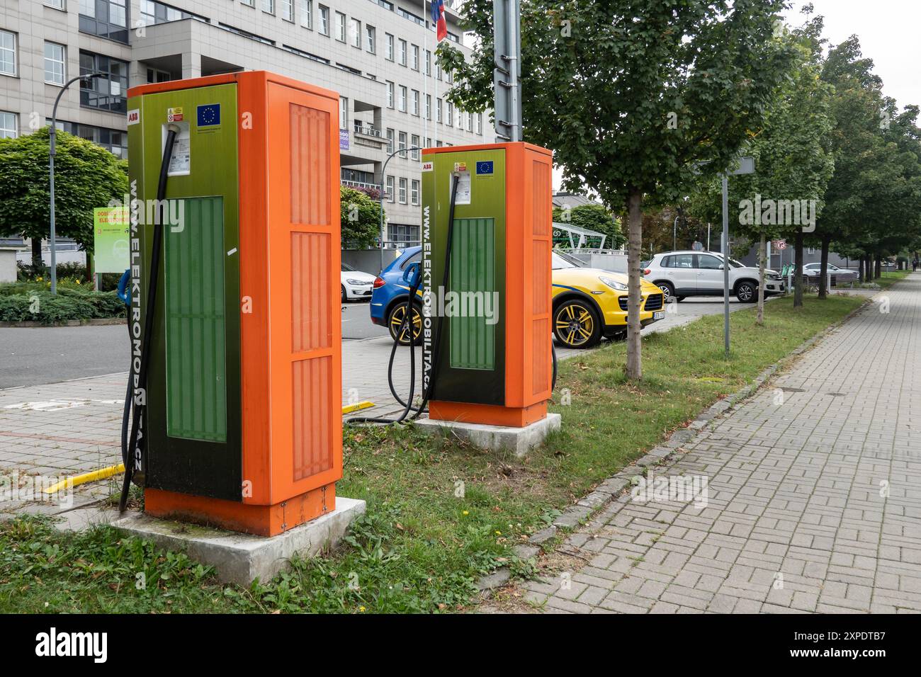 OSTRAVA, RÉPUBLIQUE TCHÈQUE - 25 SEPTEMBRE 2023 : chargeurs de voiture électrique fabriqués par ABB à Ostrava Banque D'Images