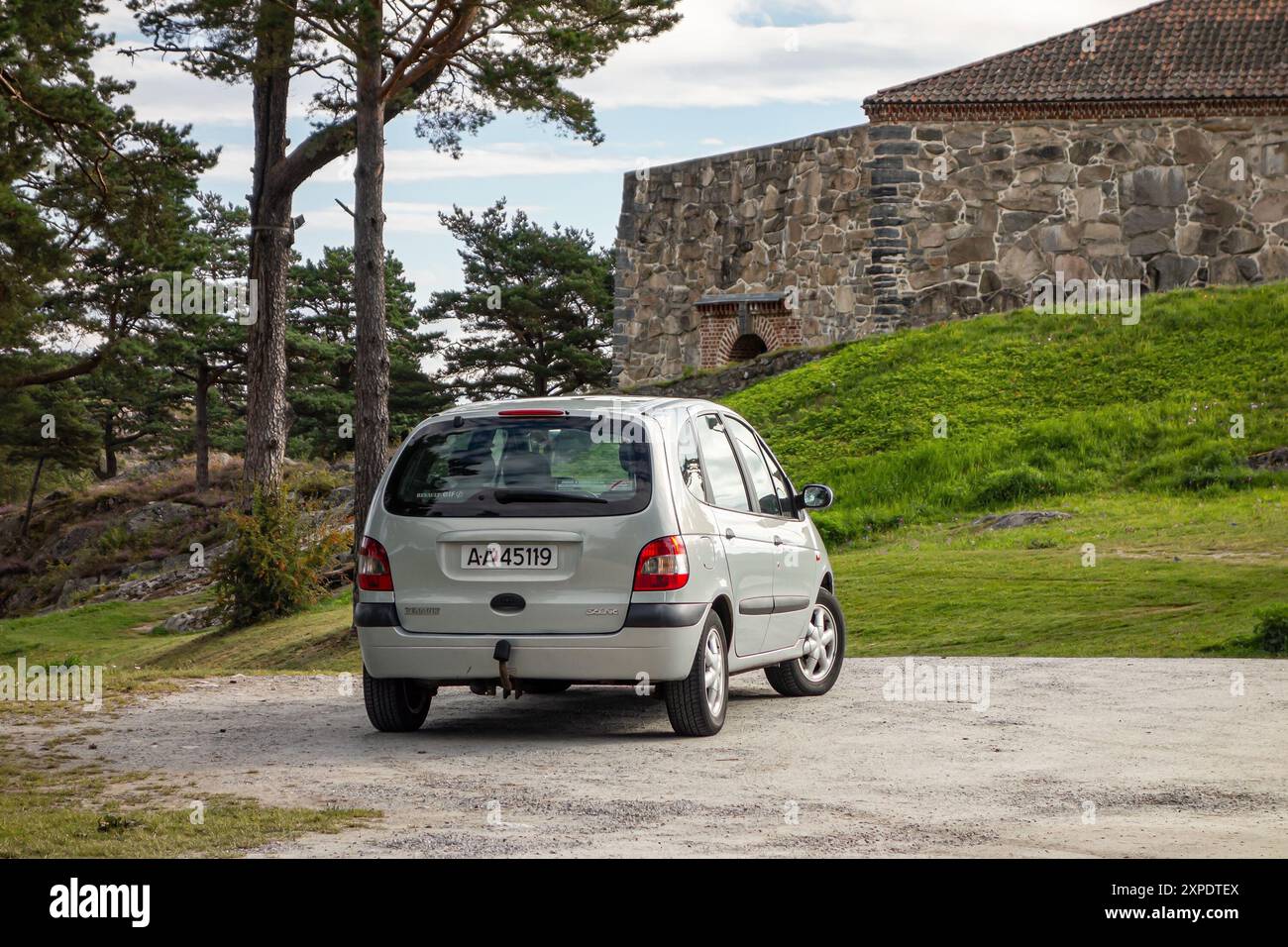 HALDEN, NORVÈGE - 18 AOÛT 2016 : vue arrière de Renault Megane Scenic devant le château Banque D'Images