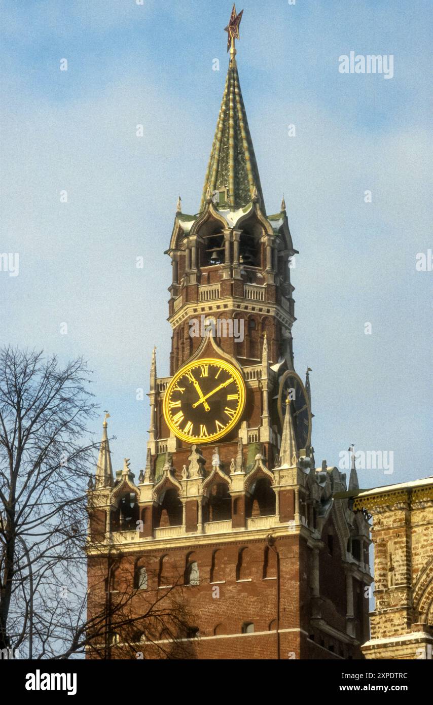 1990 photographie d'archive de la Tour Spasskaya ou Tour Sauveur du Kremlin de Moscou. Banque D'Images