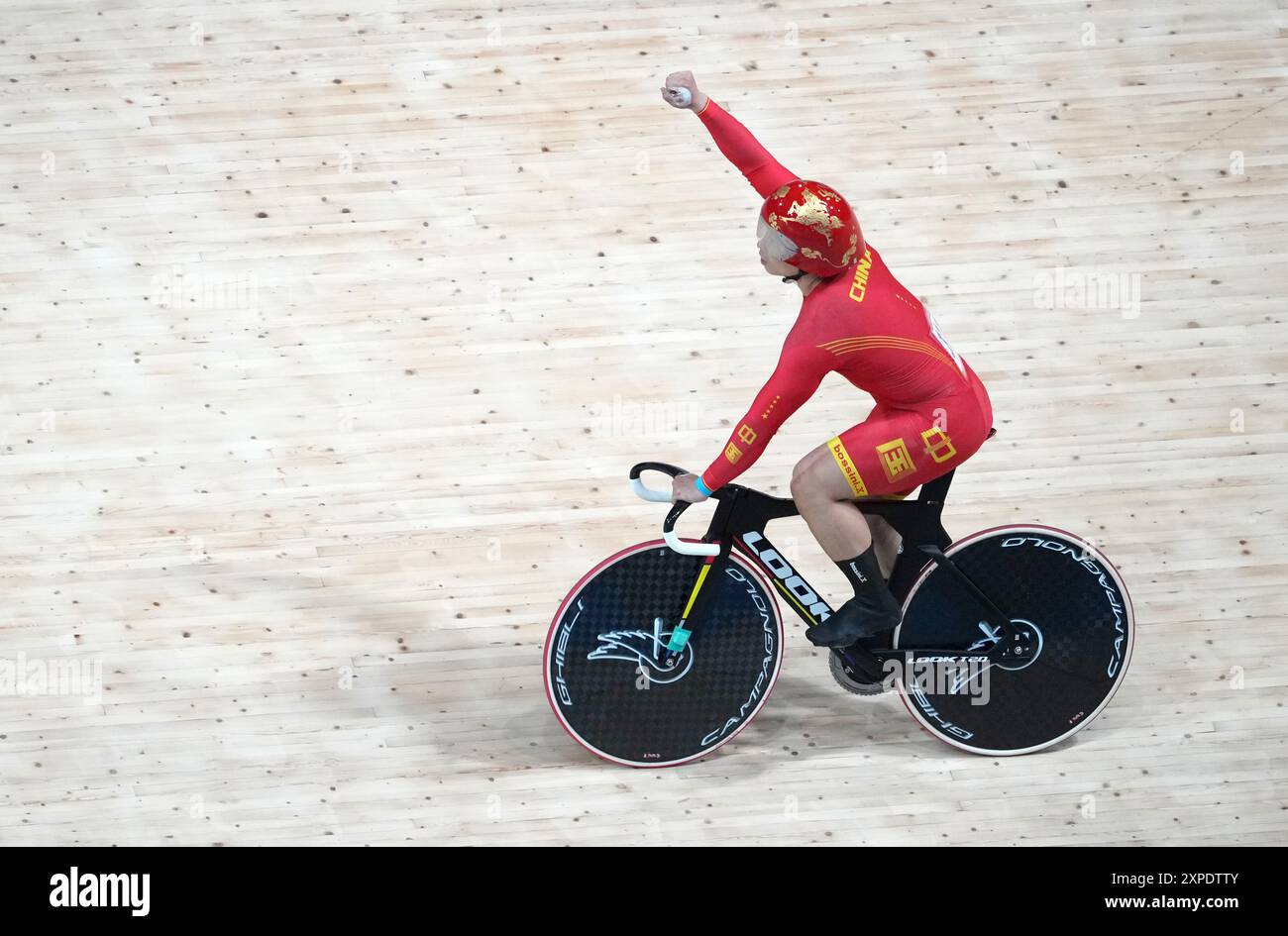 Paris, France. 5 août 2024. Guo Shuai, de Chine, réagit après la qualification au sprint par équipe masculine des épreuves cyclistes aux Jeux Olympiques de Paris 2024 à Paris, France, le 5 août 2024. Crédit : Li Yibo/Xinhua/Alamy Live News Banque D'Images