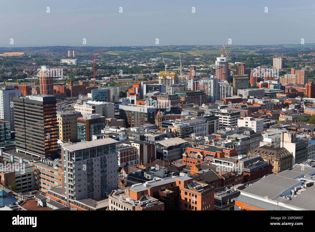 Une vue surélevée dans le centre-ville de Leeds depuis le toit du nouvel immeuble d'appartements Scape. Banque D'Images