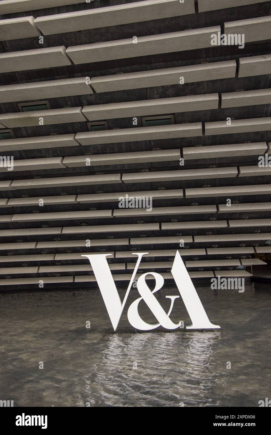Panneau V&A devant le Victoria and Albert (V&A) Museum, musée du design à Dundee, Écosse, Grande-Bretagne Banque D'Images