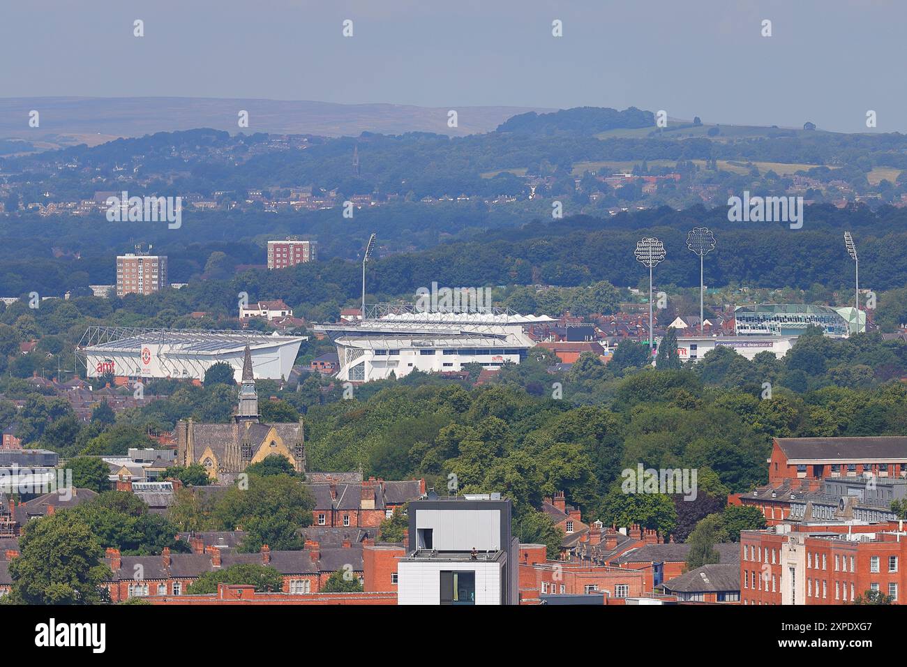 Vue vers Headingley Stadium depuis le toit du bâtiment Scape dans le centre-ville de Leeds. Banque D'Images