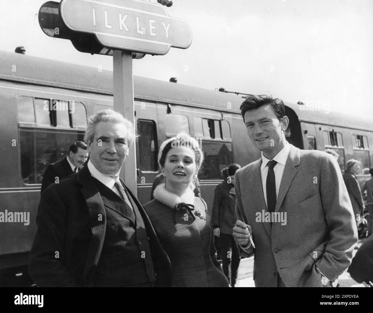 SIR DONALD WOLFIT, JEAN SIMMONS et LAURENCE HARVEY sur place à la gare d'Ilkley dans le West Yorkshire pour LA VIE AU TOP 1965 réalisateur TED KOTCHEFF roman JOHN Braine scénario MORDECAI RICHLER musique RICHARD ADDINSELL produit par JOHN et JAMES WOOLFF Romulus films / Columbia Pictures Banque D'Images