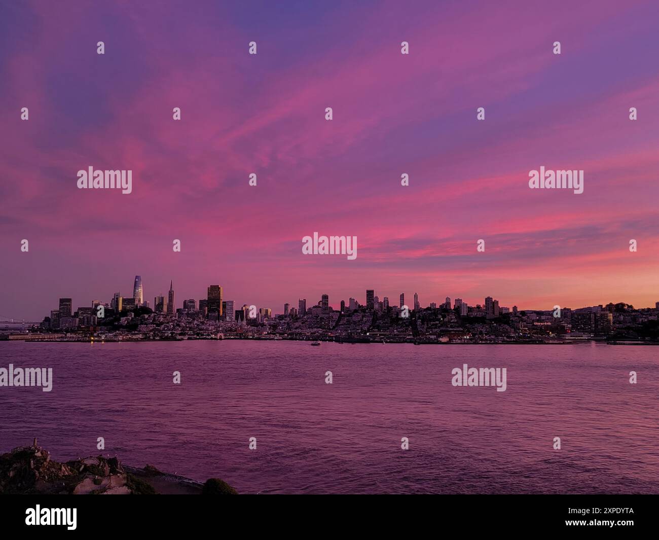 Une vue imprenable sur les gratte-ciel de San Francisco au coucher du soleil avec un ciel rose et violet éclatant Banque D'Images