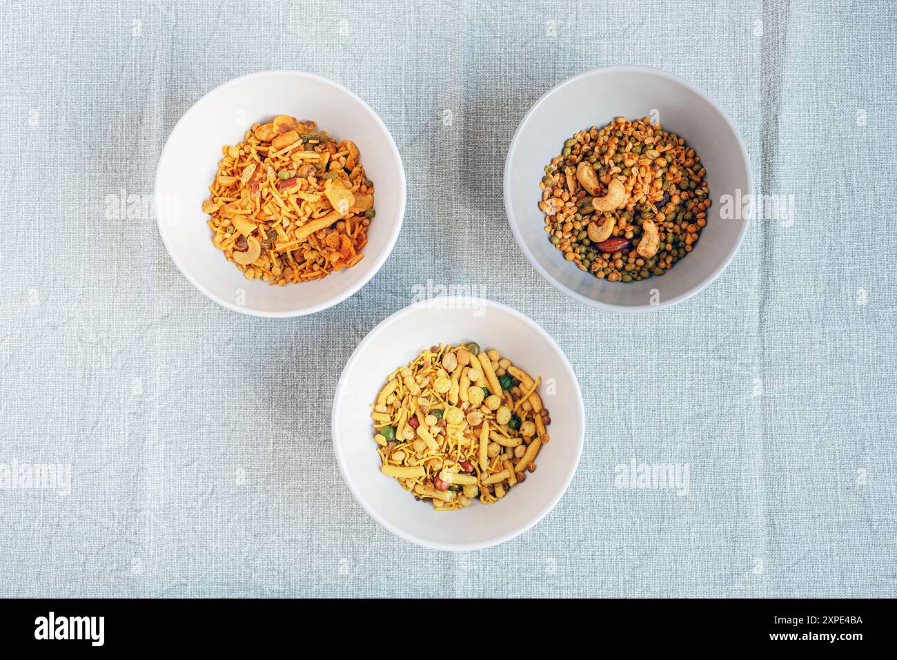 Snacks indiens dans des bols sur une nappe grise. Vue de dessus. Banque D'Images