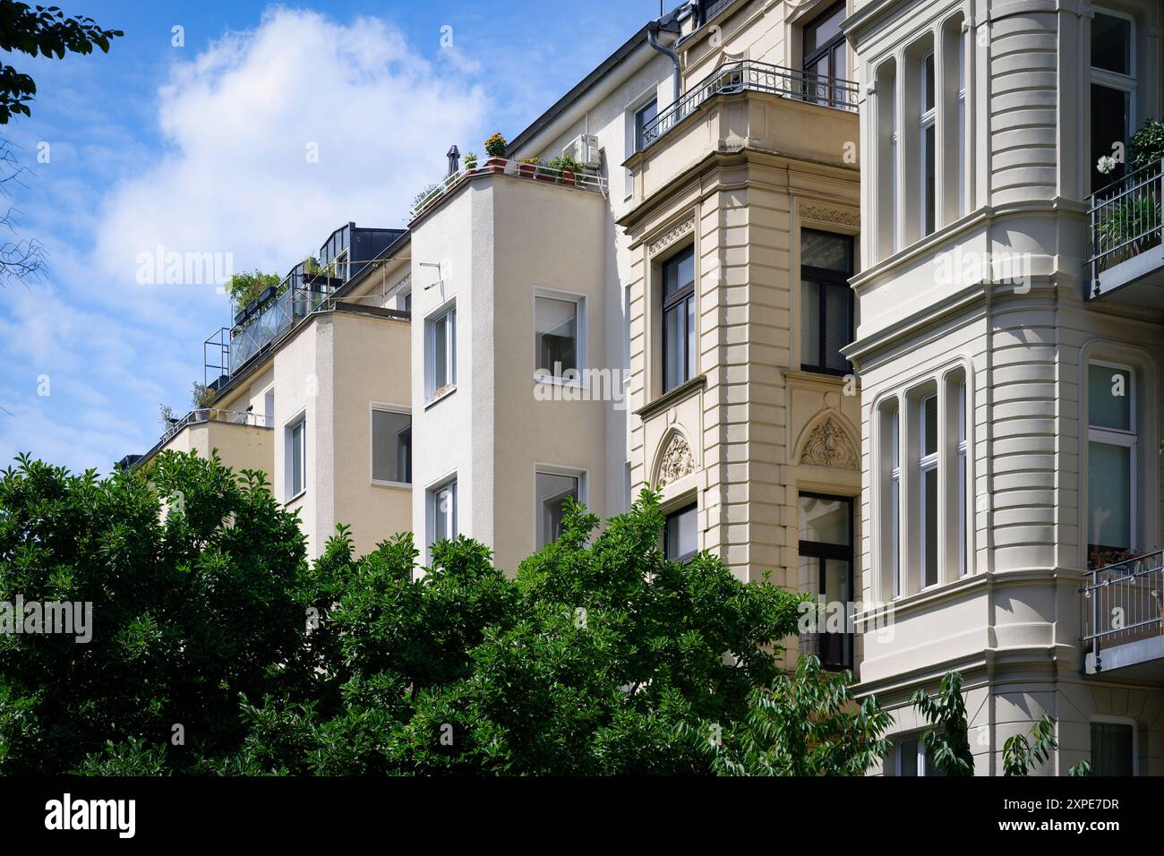 beaux bâtiments anciens avec baies vitrées, façades décorées et grandes fenêtres à côté de ceux non décorés avec de petites fenêtres Banque D'Images