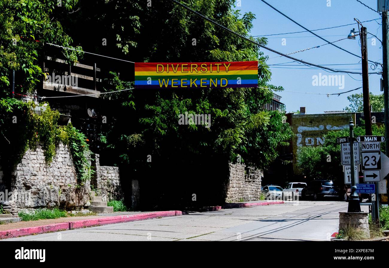 Célébration du drapeau du week-end de la diversité LGBTQ dans la ville d'Eureka Springs, AR Banque D'Images