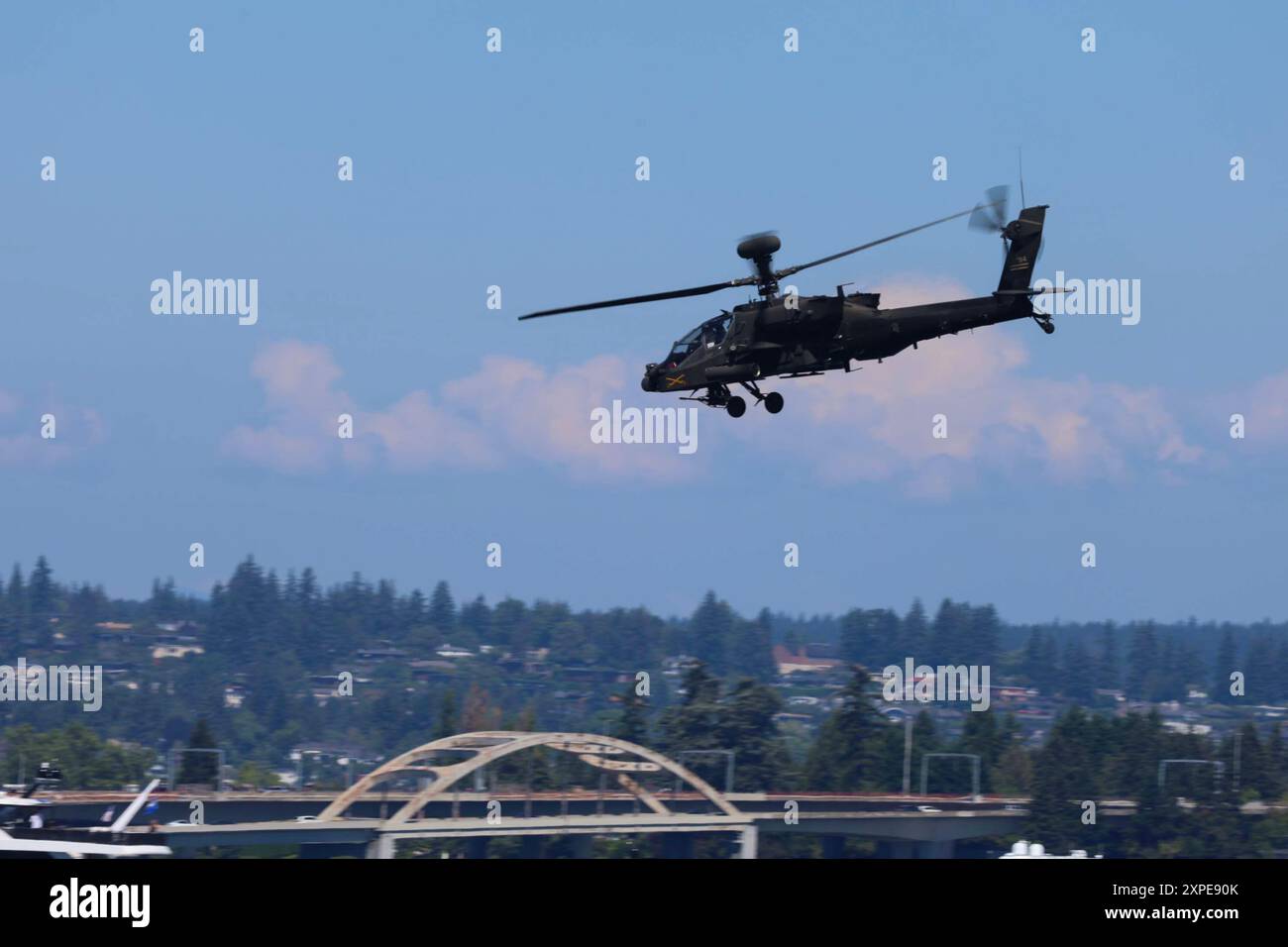 Les aviateurs de l’armée américaine affectés au 4-6e escadron de reconnaissance d’attaque lourde, 16e brigade d’aviation de combat, 7e division d’infanterie, survolent le lac Washington, Seattle, dans le cadre du 75e Seafair annuel de Seattle, le 4 août 2024, à Seattle, Washington. Le Festival Seafair aide à bâtir des communautés, à créer des souvenirs et à offrir un week-end rempli de plaisir (photo de l’armée américaine par le sergent Brandon Bruer) Banque D'Images