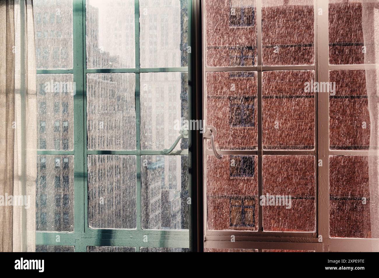 Pluie torrentielle d'un orage d'été vue depuis une fenêtre d'appartement à New York, 2024, États-Unis Banque D'Images