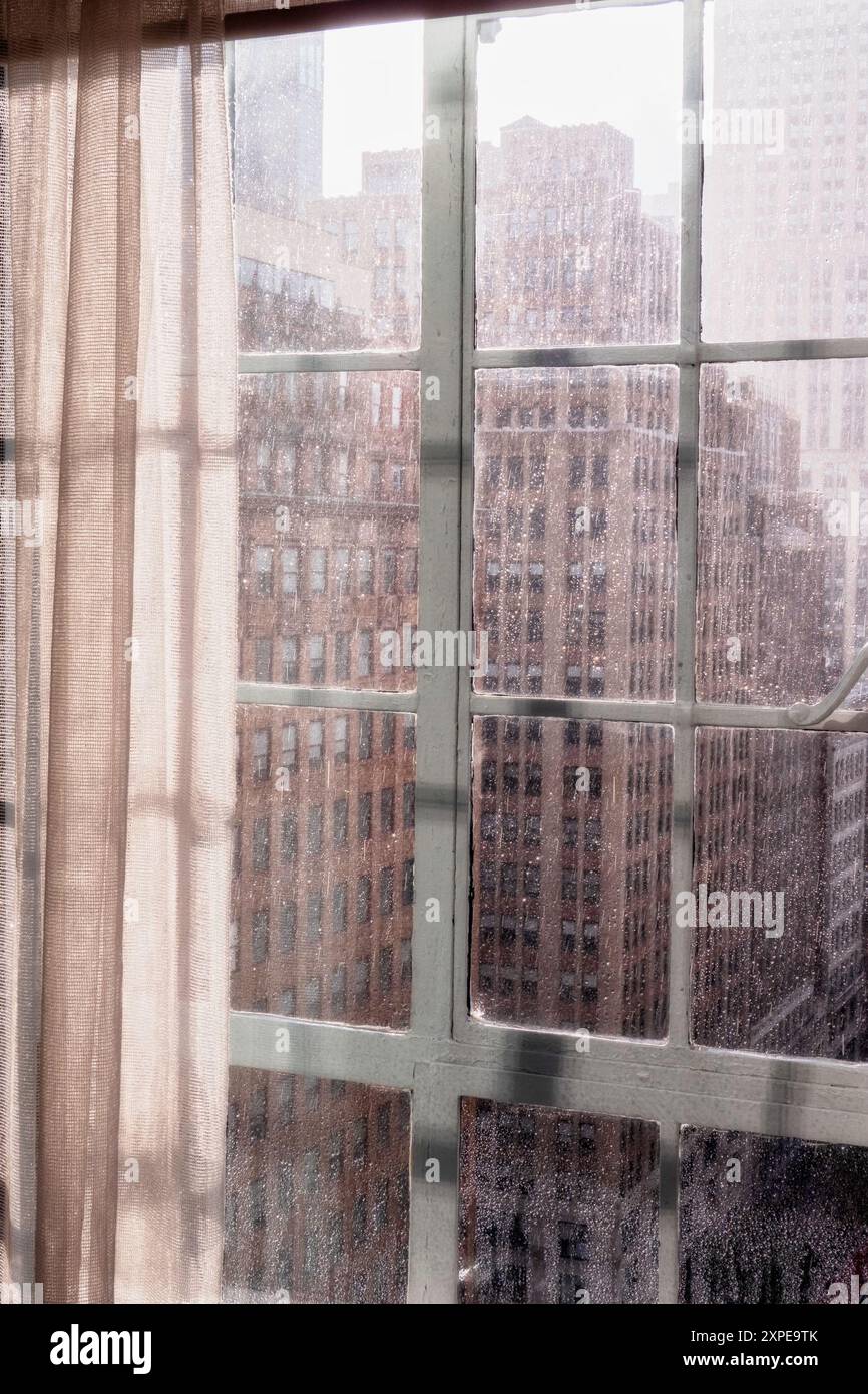 Pluie torrentielle d'un orage d'été vue depuis une fenêtre d'appartement à New York, 2024, États-Unis Banque D'Images