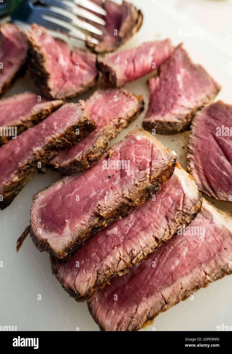 Gros plan de morceaux de steak tranchés sur une planche à découper, 2024, États-Unis Banque D'Images