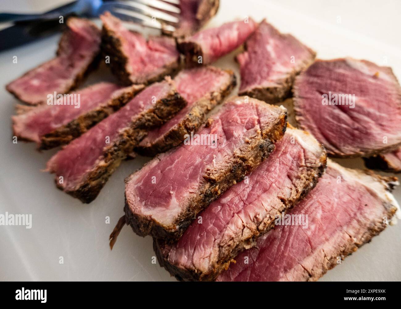 Gros plan de morceaux de steak tranchés sur une planche à découper, 2024, États-Unis Banque D'Images