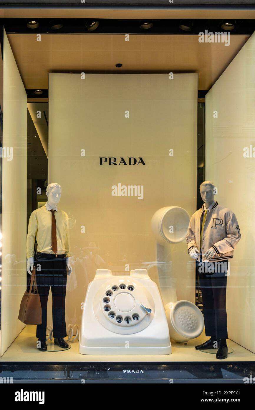 Prada est un magasin de vêtements de luxe situé sur Fifth Ave., 2024, New York City, États-Unis Banque D'Images