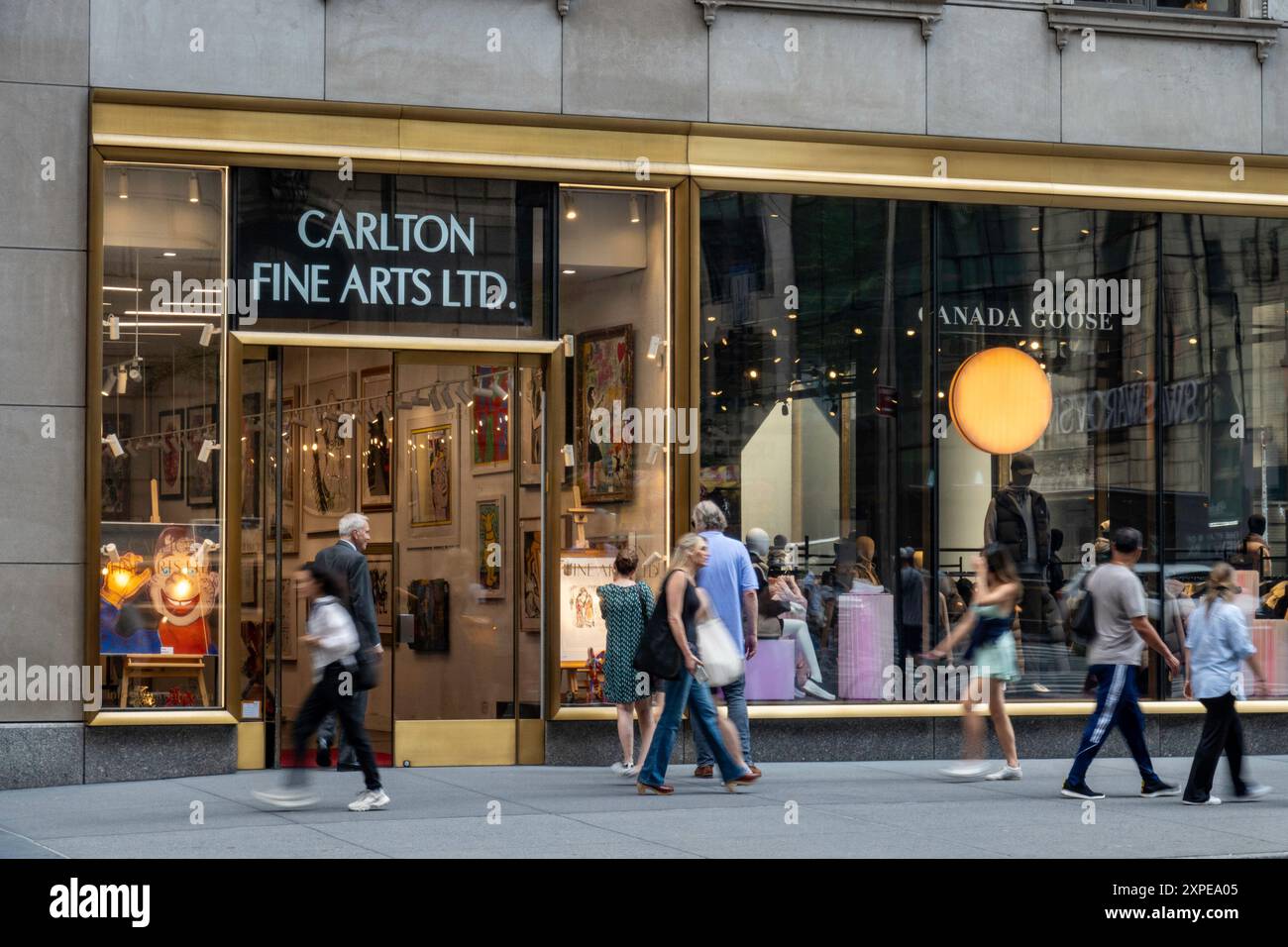 Les piétons passent devant de nombreux magasins de luxe haut de gamme sur la cinquième Avenue à Midtown Manhattan, été 2024, New York City, États-Unis Banque D'Images