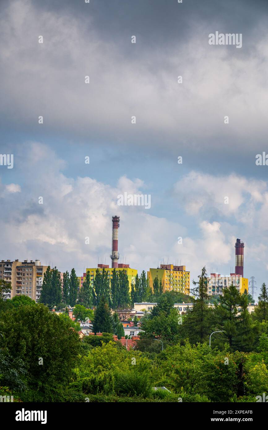 Vues de paysage urbain avec cheminées industrielles contre un ciel nuageux Banque D'Images