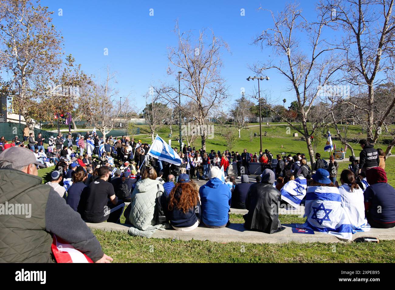 Les manifestants écoutent les conférenciers invités à un rassemblement #EndJewHatred au Pan Pacific Park à Los Angeles, le 7 janvier 2024. Photo de Raquel G. Frohlich. Banque D'Images