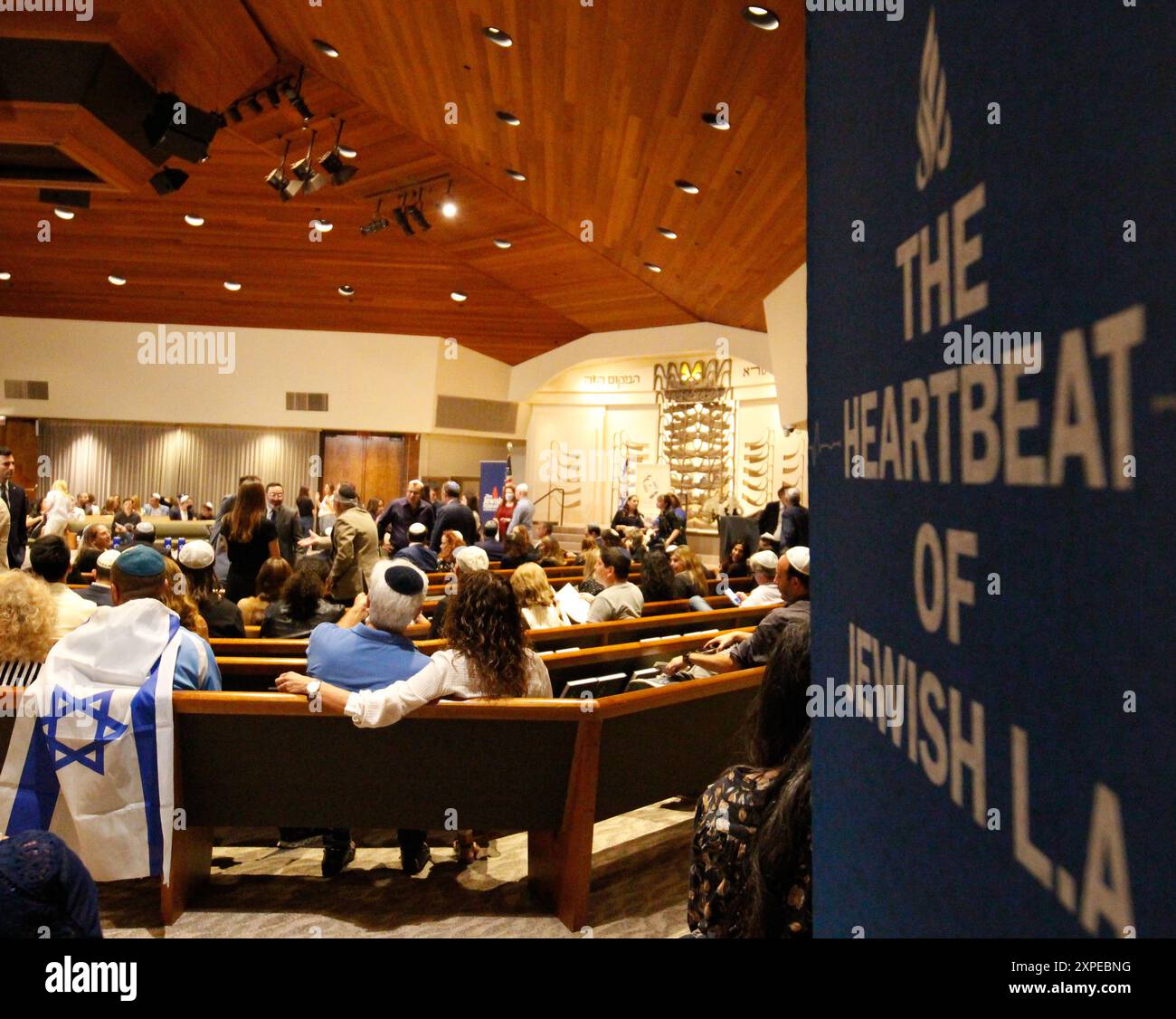 Membres de la communauté locale au temple Stephen Wise pour une veillée de la communauté juive de Los Angeles pour Israël le 8 octobre 2023. Photo de Raquel G. Frohlich. Banque D'Images