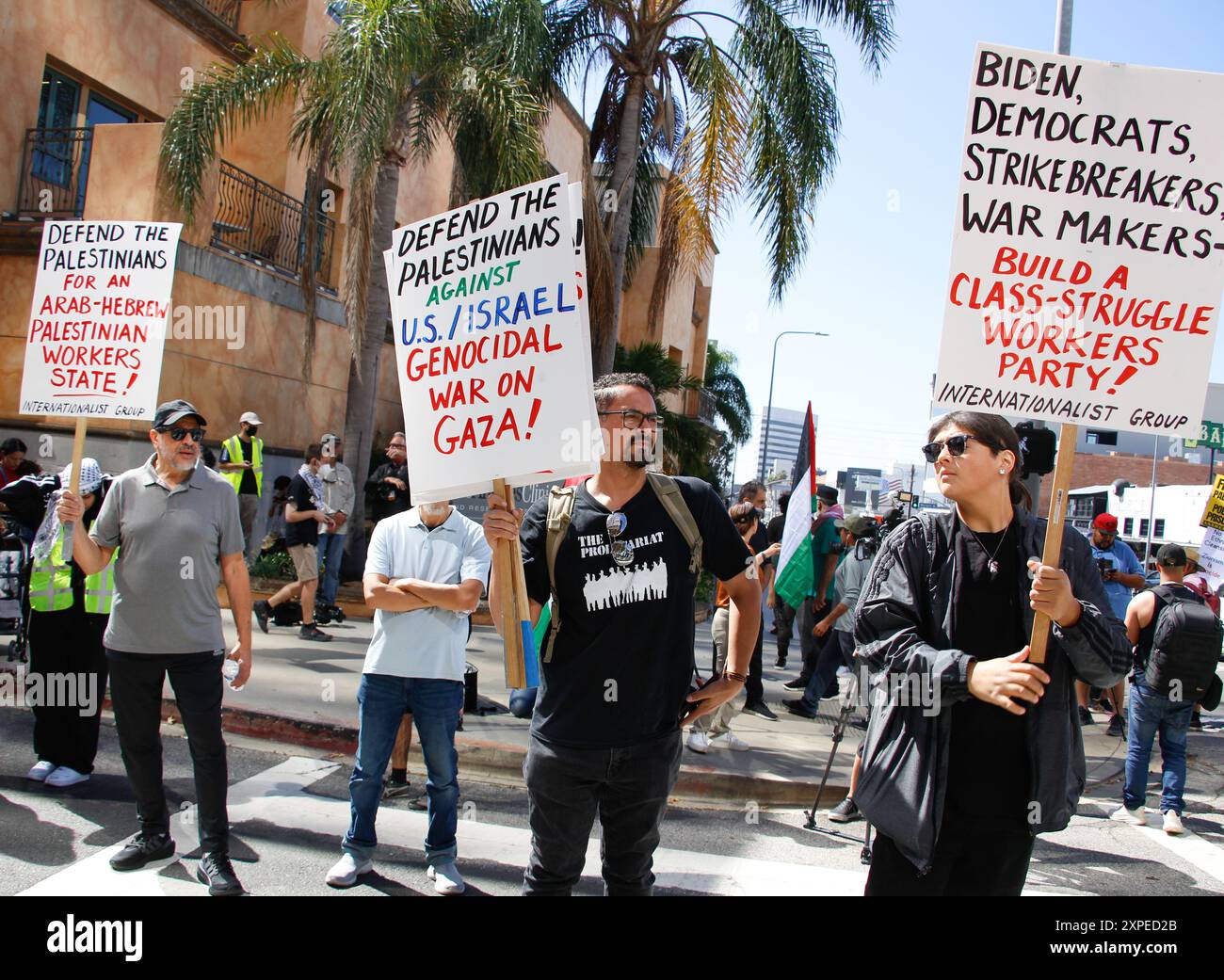 Les manifestants lors d’un rassemblement « Rally for Return : All Out for Gaza » se rassemblent devant le Consulat général d’Israël à Los Angeles le 14 octobre 2023. Photo de Raquel Banque D'Images